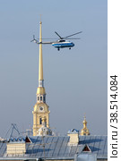 Россия. Санкт-Петербург. Авиационные туристические полеты. Вертолет летит над городом. Russia. Saint-Petersburg. Aviation tourist flights. The helicopter is flying over the city. (2014 год). Стоковое фото, фотограф Алексей Смышляев / Фотобанк Лори