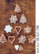 Gingerbread cookies hanging over wooden background. Стоковое фото, фотограф Лютик Фалисова / Фотобанк Лори