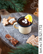 Hot chocolate with orange and marshmallows. Christmas decorations. Gingerbread men. Fir branches. Wooden background. Side view. Стоковое фото, фотограф Лютик Фалисова / Фотобанк Лори