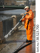 Россия. Санкт-Петербург. Помывка ограды реки Фонтанки. Russia. Saint-Petersburg. Washing the fence of the Fontanka River. (2011 год). Редакционное фото, фотограф Алексей Смышляев / Фотобанк Лори
