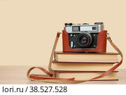 Винтажная камера на стопке книг. Концепция фотографии. Стоковое фото, фотограф Васильева Юлия / Фотобанк Лори