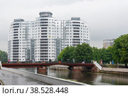 Жилой дом на набережной Преголи. Медовый мост, пешеходный.  Калининград (2018 год). Редакционное фото, фотограф Александр Щепин / Фотобанк Лори