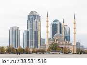 GROZNY, RUSSIA - November 05, 2022: Daily life in Chechen Republic. Main mosque of the Chechen Republic - Akhmad Kadyrov Mosque (Heart of Chechnya) and and skyscrapers of Grozny-city. Редакционное фото, фотограф Ирина Михайличенко / Фотобанк Лори