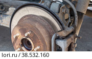 Worn rusty car brake disk. Repairing brakes on car. Стоковое видео, видеограф FotograFF / Фотобанк Лори