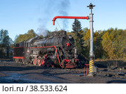 Водяная заправочная колонка и старый советский паровоз солнечным октябрьским днем. Станция Сортавала (2022 год). Редакционное фото, фотограф Виктор Карасев / Фотобанк Лори