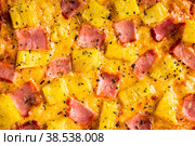 Свежая горячая гавайская пицца с ананасами. Фон и текстуры. Еда и рецепты. Вид сверху. Стоковое фото, фотограф Андрей Пустякин / Фотобанк Лори