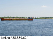 Волгоград, река Волга, Россия. Движение грузового судна, танкера, газовоза, по Волге. Транспортировка нефти и сжиженного природного газа по реке. (2022 год). Редакционное фото, фотограф Андрей Цыганков / Фотобанк Лори