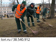 Россия. Санкт-Петербург. Уборка улиц города. Дворники и сотрудники городского хозяйства чистят территорию. Russia. Saint-Petersburg. Cleaning the streets of the city. Janitors and employees of the municipal economy clean the territory (2012 год). Редакционное фото, фотограф Алексей Смышляев / Фотобанк Лори