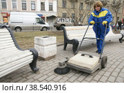Россия. Санкт-Петербург. Уборка улиц города. Дворники и сотрудники городского хозяйства чистят территорию. Russia. Saint-Petersburg. Cleaning the streets of the city. Janitors and employees of the municipal economy clean the territory (2012 год). Редакционное фото, фотограф Алексей Смышляев / Фотобанк Лори