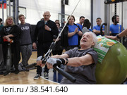 Нормевская Любовь Иосифовна в 88 летнем возрасте выполняет упражнение, Сергей Михайлович Бубновский следит за работой (2022 год). Редакционное фото, фотограф Дмитрий Неумоин / Фотобанк Лори