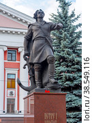 Памятник Петру I - основателю флота России у штаба Балтийского флота. Калининград (2018 год). Редакционное фото, фотограф Александр Щепин / Фотобанк Лори