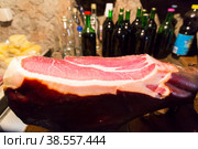 Черногория. Тиват. Окорок в чулане для приготовления блюда пршут. Montenegro. Tivat. Ham in the closet for cooking prshut. (2018 год). Стоковое фото, фотограф Алексей Смышляев / Фотобанк Лори