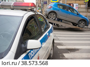 Россия. Санкт-Петербург. Автомобиль российской полиции. Служебный специальный транспорт. Эвакуация автомобиля нарушителя. Russia. Saint-Petersburg. The car of the Russian police. Special service transport. Evacuation of the violator's car. (2017 год). Редакционное фото, фотограф Алексей Смышляев / Фотобанк Лори