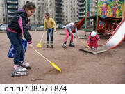 Россия. Санкт-Петербург. Дети подметают улицу в городе. Russia. Saint-Petersburg. Children sweep the street in the city. (2012 год). Редакционное фото, фотограф Алексей Смышляев / Фотобанк Лори