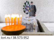 Россия. Санкт-Петербург. Отпевание покойника. Отпевание усопшего православным священником в крематории. Прощание на похоронах. Russia. Saint-Petersburg. Funeral service of the deceased. Funeral service of the deceased by an Orthodox priest in the crematorium. Farewell at the funeral. (2020 год). Редакционное фото, фотограф Алексей Смышляев / Фотобанк Лори