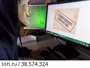 Россия. Санкт-Петербург. Имитация хакера за работой. Информационная и компьютерная безопасность. Russia. Saint-Petersburg. Imitation of a hacker at work. Information and computer security. (2018 год). Редакционное фото, фотограф Алексей Смышляев / Фотобанк Лори