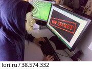 Россия. Санкт-Петербург. Имитация хакера за работой. Информационная и компьютерная безопасность. Russia. Saint-Petersburg. Imitation of a hacker at work. Information and computer security. (2018 год). Редакционное фото, фотограф Алексей Смышляев / Фотобанк Лори