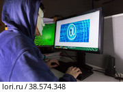 Россия. Санкт-Петербург. Имитация хакера за работой. Информационная и компьютерная безопасность. Russia. Saint-Petersburg. Imitation of a hacker at work. Information and computer security. Стоковое фото, фотограф Алексей Смышляев / Фотобанк Лори