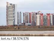 Россия. Санкт-Петербург. Дудергофский канал. Вид на новые жилые кварталы Дудергофского канала "Паруса" и "Южная акватория" в Красносельском районе. Russia. Saint-Petersburg. Duderhof Canal. View of the new residential quarters of the Duderhof canal "Parusa" and "Southern Water Area" in the Krasnoselsky district. (2020 год). Редакционное фото, фотограф Алексей Смышляев / Фотобанк Лори
