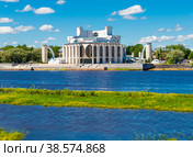 Вид на здание Новгородского академического театра драмы имени Ф. М. Достоевского со стороны реки Волхов. Великий Новгород. Россия (2022 год). Редакционное фото, фотограф E. O. / Фотобанк Лори