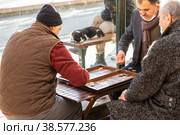 Турция. Стамбул. Мужчины играют в нарды на улице. Настольные игры. Turkey. Istanbul. Men play backgammon on the street. Table games. (2021 год). Редакционное фото, фотограф Алексей Смышляев / Фотобанк Лори