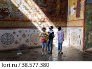 Россия. Ростов. Виды Ростовского Кремля. Туристы в Церкви Спаса на сенях. Types of the Rostov Kremlin. Tourists in the Church of the Savior on the Porch (2020 год). Редакционное фото, фотограф Алексей Смышляев / Фотобанк Лори