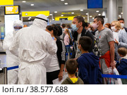 Россия. Москва. Проверка пассажиров в аэропорту в связи с пандемией COVID-19 (коронавируса). Russia. Moscow. Checking passengers at the airport in connection with the COVID-19 (coronavirus) pandemic. (2020 год). Редакционное фото, фотограф Алексей Смышляев / Фотобанк Лори
