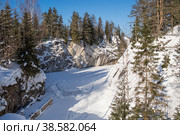 Winter landscape of Ruskeala Park. Marble canyon under the snow. Russia, Republic of Karelia. (2018 год). Редакционное фото, фотограф Photojuli / Фотобанк Лори