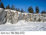 Winter landscape of Ruskeala Park. Marble canyon under the snow. Russia, Republic of Karelia. (2018 год). Редакционное фото, фотограф Photojuli / Фотобанк Лори