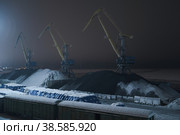 Кучи угля в портовом терминале. Тематика энергоносителей, логистики и поставок. Зимнее время. Стоковое фото, фотограф Happyphotons / Фотобанк Лори