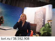 Ведущая Балашиха ТВ Лилия Золотухина в студии перед началом прямого эфира (2022 год). Редакционное фото, фотограф Дмитрий Неумоин / Фотобанк Лори