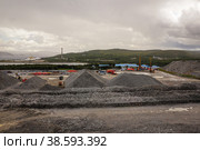 Большие горы строительного камня на стройке в Белокаменке (2022 год). Редакционное фото, фотограф Юлия Юриева / Фотобанк Лори