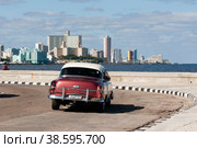 Куба. Гавана. Виды Гаваны. Набережная Малекон. Ретро-автомобиль. Cuba. Havana. Views of Havana. Malecon Embankment. A retro car. (2014 год). Редакционное фото, фотограф Алексей Смышляев / Фотобанк Лори