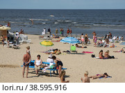 Латвия. Рига. Люди отдыхают на берегу Балтийского моря на пляже в Юрмале. Latvian. Riga. People relax on the shore of the Baltic Sea on the beach in Jurmala. (2015 год). Редакционное фото, фотограф Алексей Смышляев / Фотобанк Лори