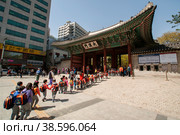 Южная Корея. Сеул. Школьники у ворот дворца Токсугун. South Korea. Seoul. Schoolchildren at the gate of the Toksugun Palace. (2015 год). Редакционное фото, фотограф Алексей Смышляев / Фотобанк Лори