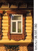 Россия. Суздаль. Резные наличники на жилом доме. Виды Суздаля. Carved platbands on a residential building. Types Of Suzdal (2020 год). Редакционное фото, фотограф Алексей Смышляев / Фотобанк Лори
