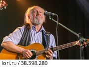 Россия. Санкт-Петербург. Фестиваль Тропы АнТропа в клубе Время N. Музыкант Юрий Берендюков (группа Яблоко) на концерте в честь дня рождения Андрея Тропилло. Russia. Saint-Petersburg. AnTropa Trail Festival at the Time N Club. Musician Yuri Berendyukov (Yabloko group) at a concert in honor of the birthday of Andrei Tropillo. (2021 год). Редакционное фото, фотограф Алексей Смышляев / Фотобанк Лори