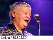 Россия. Санкт-Петербург. Фестиваль Тропы АнТропа в клубе Время N. Музыкант Алексей Вишня на концерте в честь дня рождения Андрея Тропилло. Russia. Saint-Petersburg. AnTropa Trail Festival at the Time N Club. Musician Alexey Vishnya at a concert in honor of the birthday of Andrei Tropillo. (2021 год). Редакционное фото, фотограф Алексей Смышляев / Фотобанк Лори