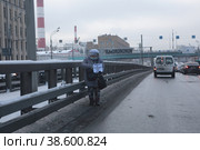 Москва нищая женщина просит помощи на дороге (2022 год). Редакционное фото, фотограф Дмитрий Неумоин / Фотобанк Лори