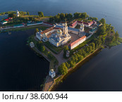 Вид сверху на старинный монастырь Нило-Столобенская пустынь солнечным июльским вечером (аэрофотосъемка). Тверская область, Россия (2022 год). Стоковое фото, фотограф Виктор Карасев / Фотобанк Лори