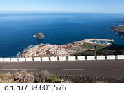 Hairpin narrow road leading down to ocean coast. Garachico is an ancient and the most visited town on the north of island of Tenerife. Canary, Spain (2016 год). Стоковое фото, фотограф Кекяляйнен Андрей / Фотобанк Лори
