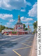 Junction of Nikoloyamskaya Street and Stanislavsky Street, view of the Church of St. Alexis in the Rogozhskaya Sloboda, 1748-1751, landmark: Moscow, Russia - August 14, 2022. Редакционное фото, фотограф Алексей Голованов / Фотобанк Лори
