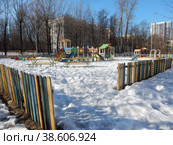 Детская игровая площадка во дворе жилых домов на 13-ой Парковой улице. Район Северное Измайлово. Город Москва (2022 год). Стоковое фото, фотограф lana1501 / Фотобанк Лори