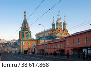 Церковь святого Григория Неокесарийского в Дарбице. Ярко-красно-зеленое святилище в центре города Москва.  Улица Большая Полянка, 29А (2020 год). Редакционное фото, фотограф Pukhov K / Фотобанк Лори