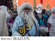 Сагаан Убген (бурятский Дед Мороз) поздравляет людей на Манежной площади в рамках акции "Хранители зимних традиций" на фестивале "Путешествие в Рождество" в Москве, Россия (2023 год). Редакционное фото, фотограф Николай Винокуров / Фотобанк Лори
