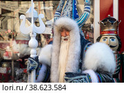Чысхаан (якутский Дед Мороз) поздравляет людей на Манежной площади в рамках акции "Хранители зимних традиций" на фестивале "Путешествие в Рождество" в Москве (2023 год). Редакционное фото, фотограф Николай Винокуров / Фотобанк Лори