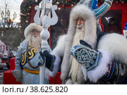 Якутский Дед Мороз Чысхаан поздравляет людей на Манежной площади в рамках акции "Хранители зимних традиций" на фестивале "Путешествие в Рождество" в Москве, Россия (2023 год). Редакционное фото, фотограф Николай Винокуров / Фотобанк Лори