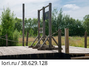 Пустой эшафот с местом для казни и деревянной виселицей. Архитектура домов европейского средневековья. Деревянные декорации старого города для съемок художественных фильмов. Киногород Пилигрим Порто, Московская область (2020 год). Стоковое фото, фотограф Pukhov K / Фотобанк Лори