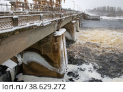 Водосбросная плотина Иваньковской ГЭС зимним морозным днем. Дубна, Россия. Стоковое фото, фотограф Pukhov K / Фотобанк Лори