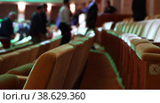 People leave the conference hall walking between the rows. Стоковое видео, видеограф Константин Шишкин / Фотобанк Лори